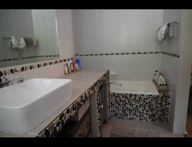 3 BEDROOM FREESTANDING TO LET IN HELDERVUE